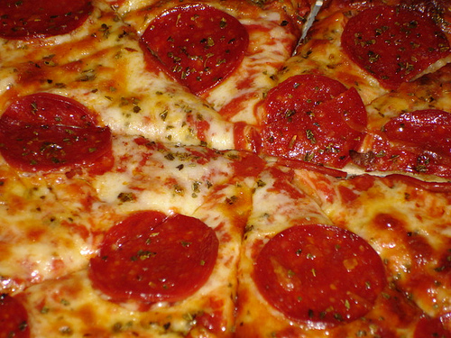 Bir fotoğra ile maya ile pizza testi için bir reçete Bir fotoğra ile maya ile pizza testi için bir reçete