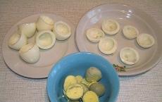 계란 버섯 - 장식이 있는 요리 절인 버섯으로 채워진 계란